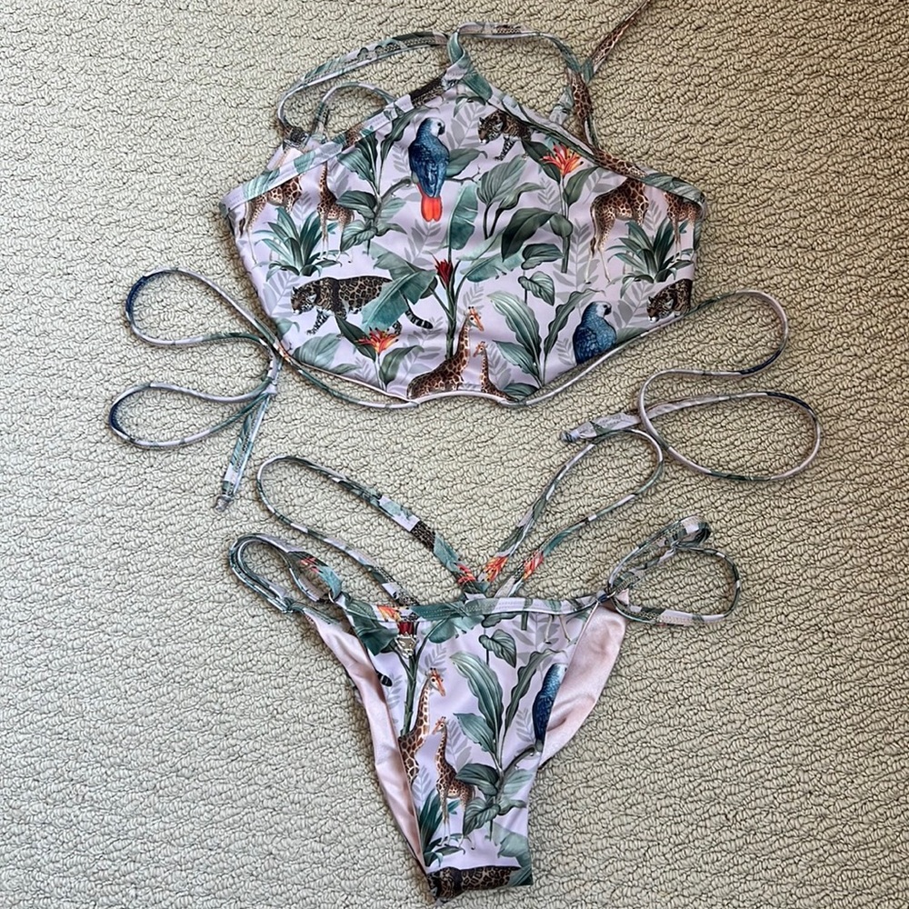 Bikini - Picture 2 of 2